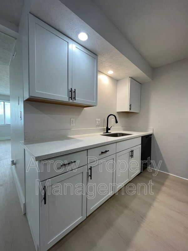Building Photo - 3341 Holdrege St