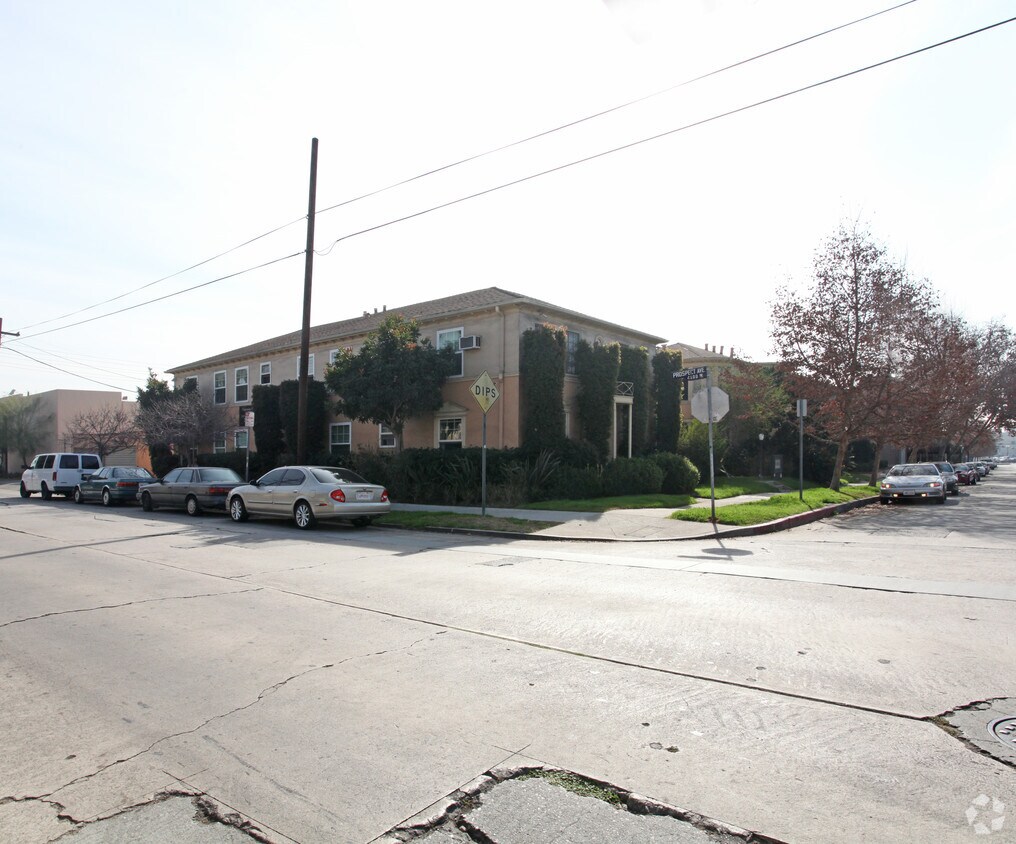 Foto del edificio - 1666-1670 Rodney Dr