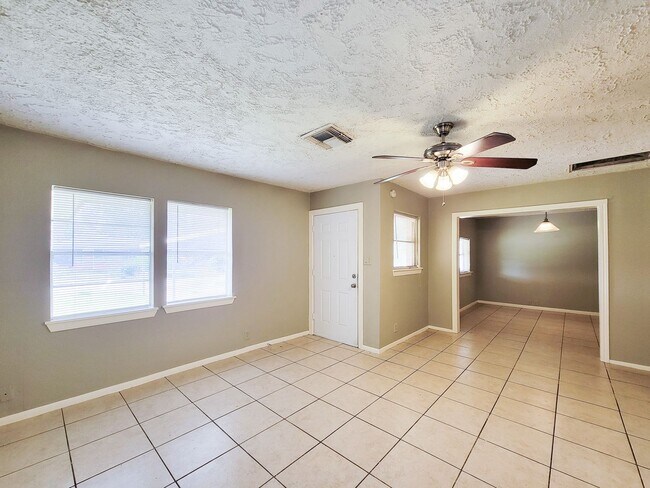 Building Photo - Nice 3 bedroom home that is conveniently situated near local stores and easy access to us 288. Th...