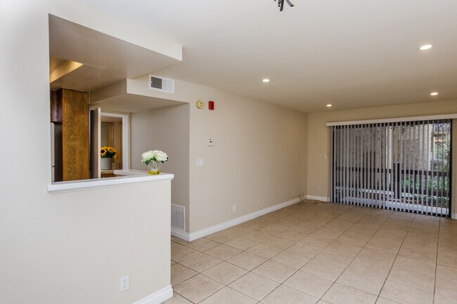 kitchen with open floorplan - 22100 Burbank Blvd