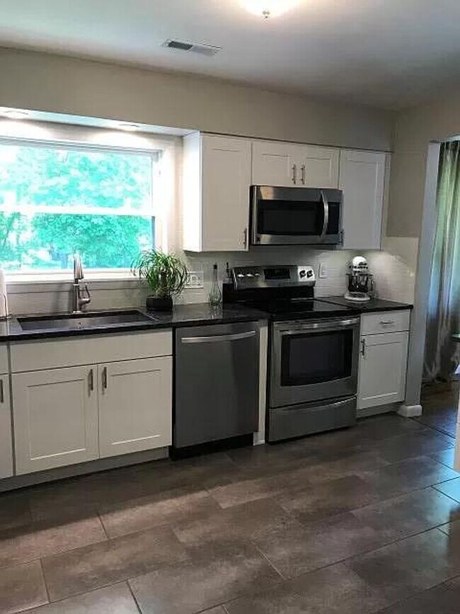 Foto del edificio - Charming 4-Bedroom Westlake Retreat with Prime Location and Serene Backyard Oasis