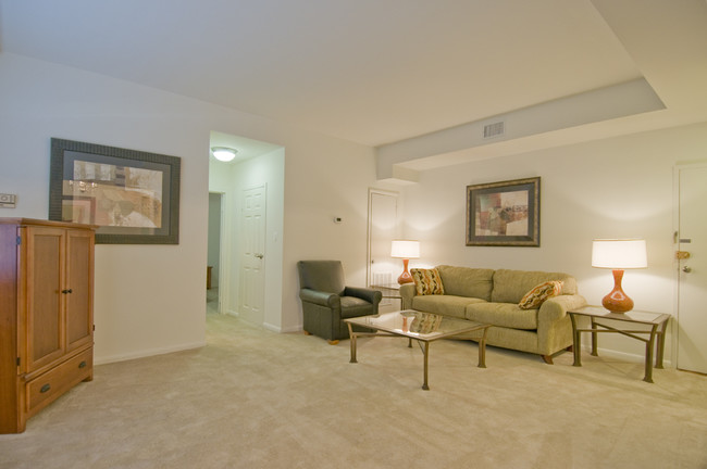 Mid-rise Renovated Living Room - The Glens on Battery Lane