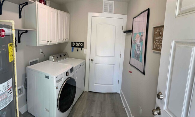 Foto del edificio - 813 Whites Ln