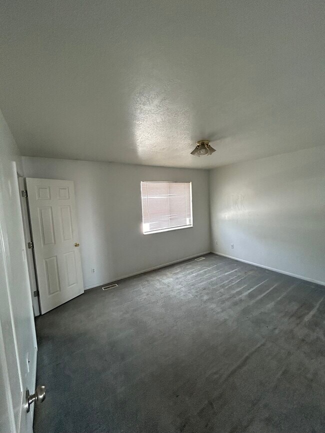 Building Photo - 166 E 1800 N
