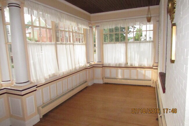 Foto del edificio - Large 3 Bedroom + Bonus Room with Laundry ...