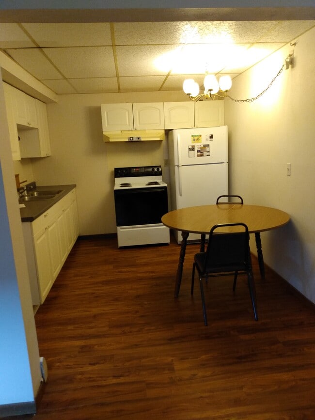 Building Photo - 105 E Oak St