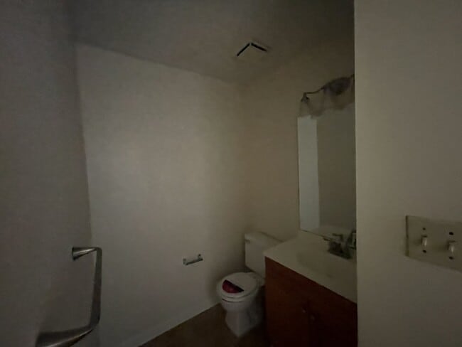 Building Photo - Townhouse For Rent