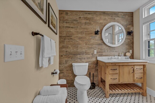 Building Photo - Furnished 1-Bedroom Lower Apartment on Main St