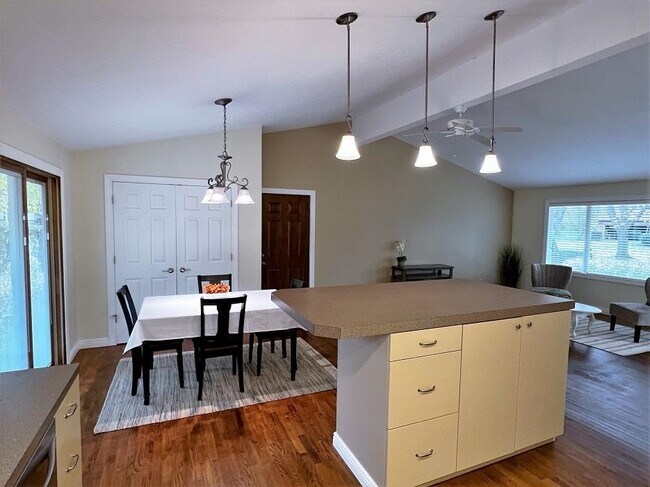 Foto del edificio - 2300 Laurel Ln