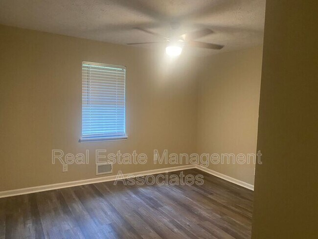 Building Photo - 102 Doves Ln