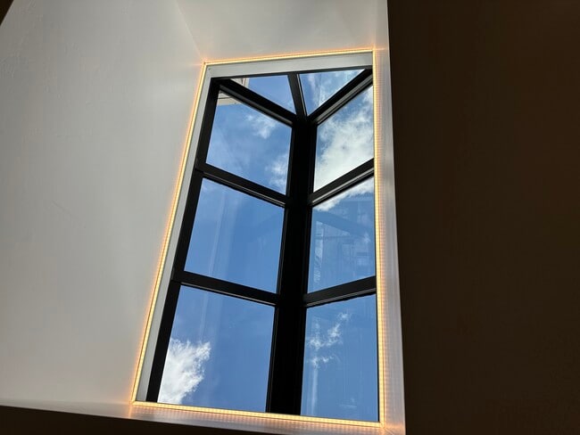 Building Photo - 736 Main Ave