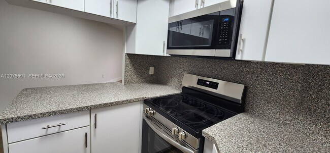 Foto del edificio - 8363 Lake Dr