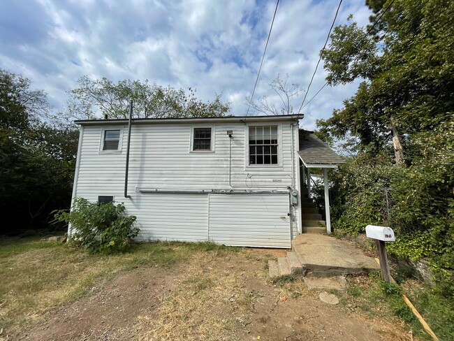 Building Photo - 532B Summer St