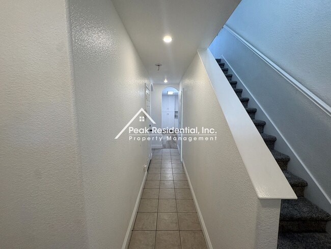 Building Photo - Great 4 Bd/2.5Ba Duplex with 1 Car Garage!