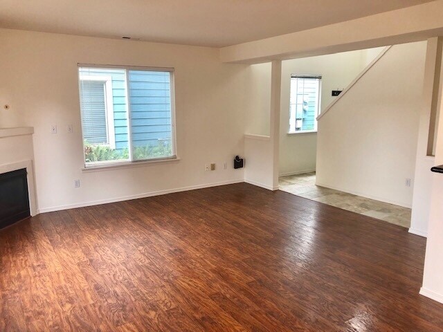 Building Photo - Spacious Townhome in Greenwood