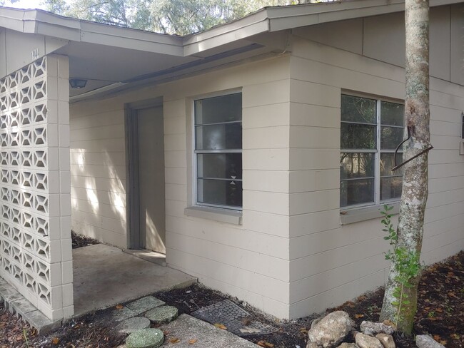 Building Photo - 2/1 Duplex Conveniently Located Just Off W...