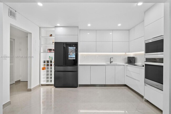 Foto del edificio - 19390 Collins Ave