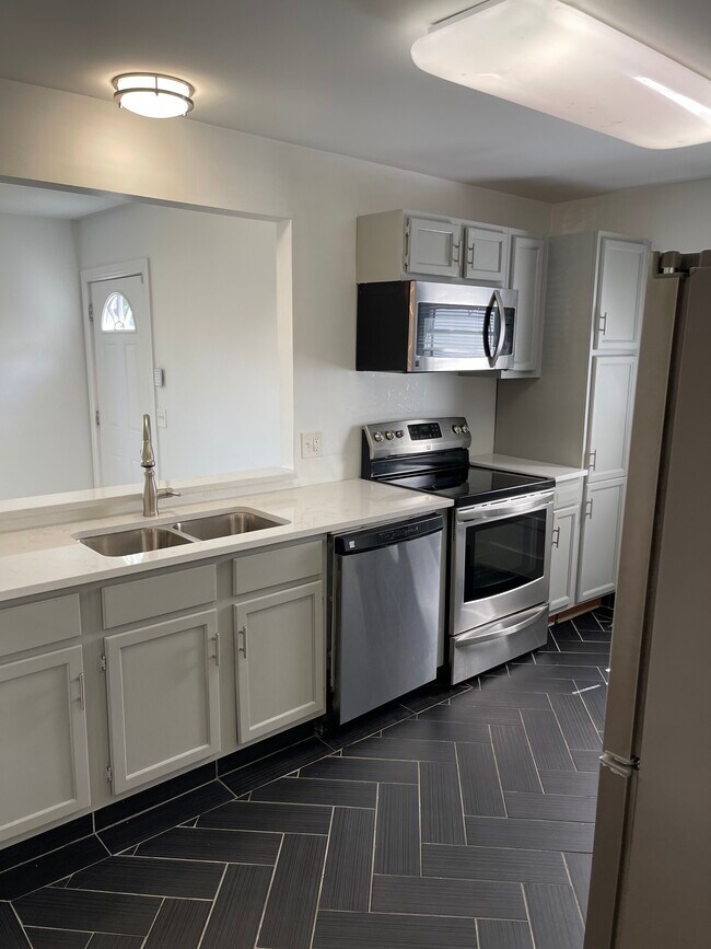 Building Photo - 1401 Villa Pl