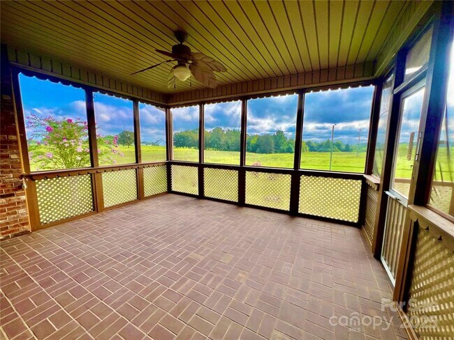 Building Photo - Gorgeous 3 Bed/2 Bath Home for Rent