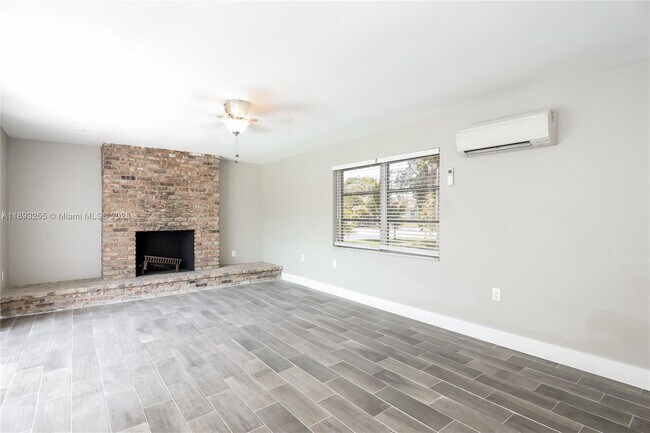 Building Photo - 11041 Glenwood Dr