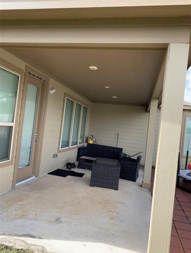 Foto del edificio - 8019 Bunch Grass Ln