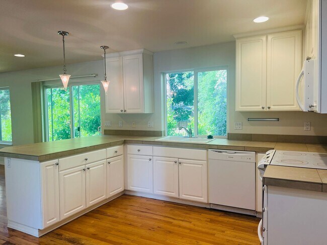 Building Photo - Beautiful Home on a Quiet Street Near Walk...