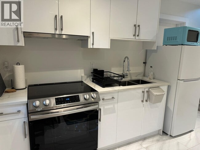 Building Photo - 4373 Ontario St