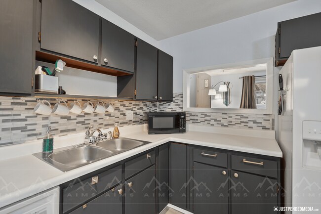 Foto del edificio - 12739-12739 Tanada Loop