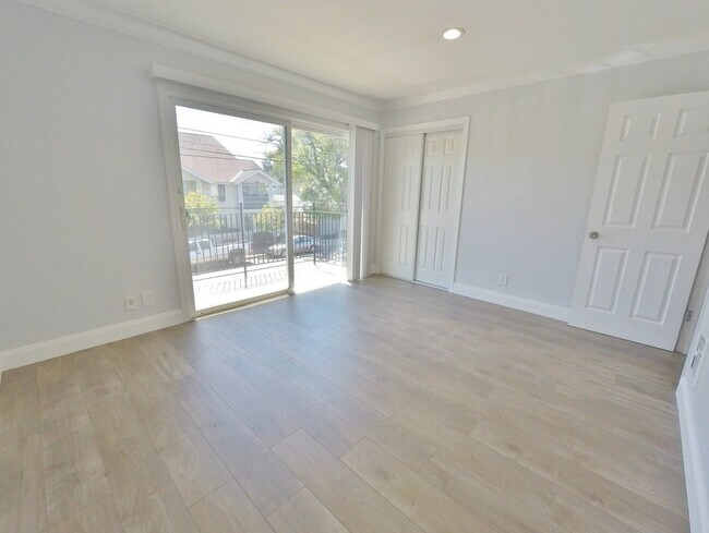 Foto del edificio - Remodeled 2-Bd Townhome w/ Patio, Washer/D...