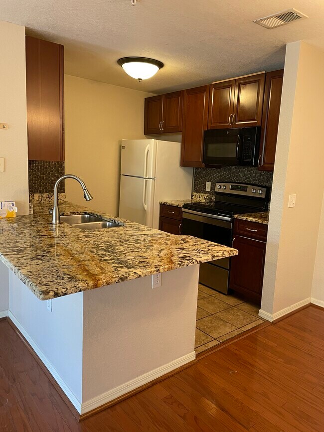 Foto del edificio - 8821 Manor Loop