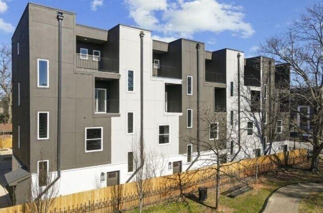 Foto del edificio - Modern 3-Bedroom Tri-Level Townhome in the Heart of Old Fourth Ward (30308) $800 Off Move in w/ap...