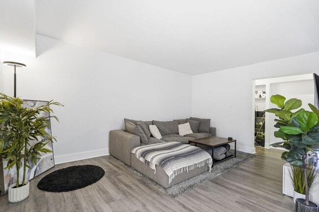 Foto del edificio - Beautifully Renovated 2-Bedroom Condo in t...