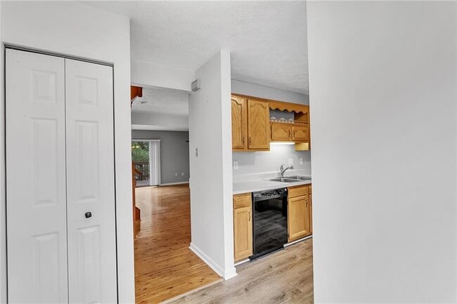 Building Photo - 3027 Estate Dr