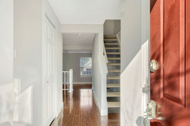 Building Photo - Spacious, Sunlit 3 Level, 3BD/3.5 BA End U...