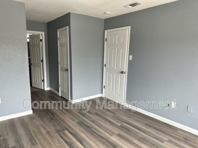 Foto del edificio - 8219 Skysail Ave