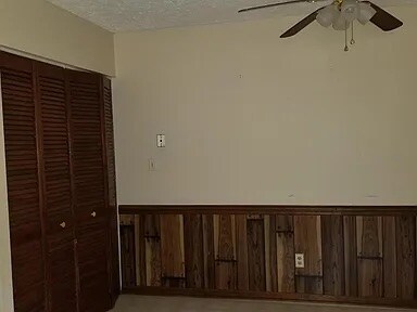 Building Photo - 245 Iris Ln
