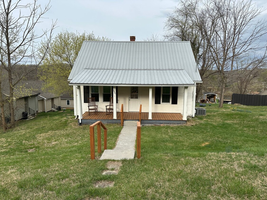 Foto principal - Nice 3 Bedroom, 1 Bathroom Home in Radford!