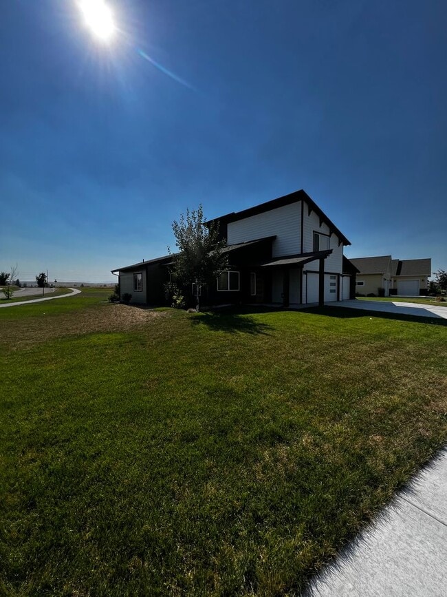 Building Photo - Gorgeous Single Family Home for Rent in Ma...