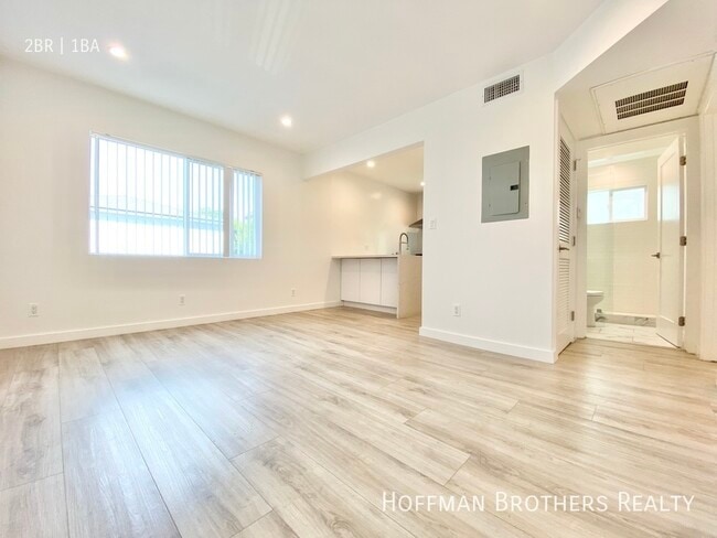 Building Photo - 5732 Aldama St