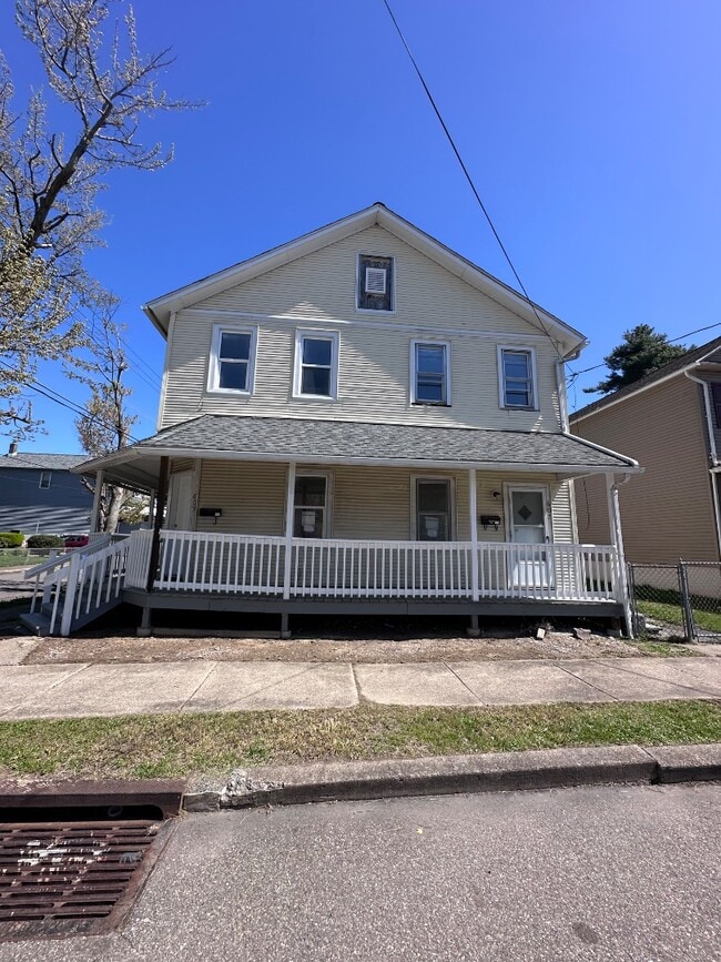 Building Photo - 607 Plymouth St