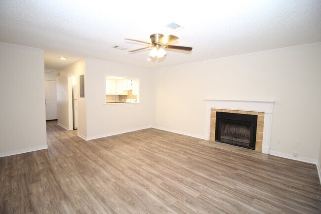 Building Photo - Charming Two-Bedroom Townhome in Foxboroug...
