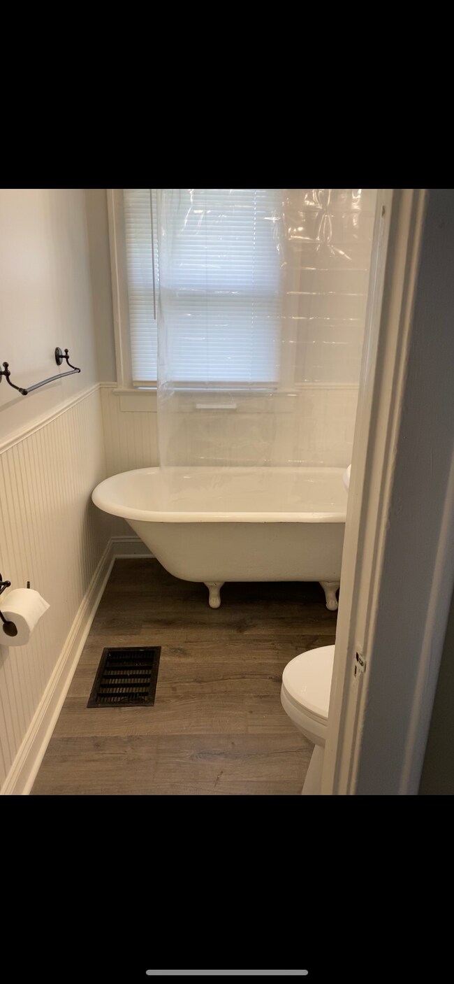 Bath - 2517 Essex St