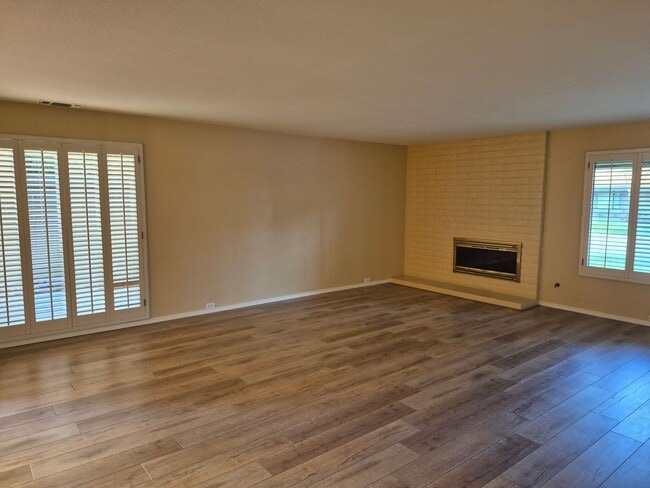 Building Photo - Beautiful  4 bedroom 2.5 bath with loft & Pool