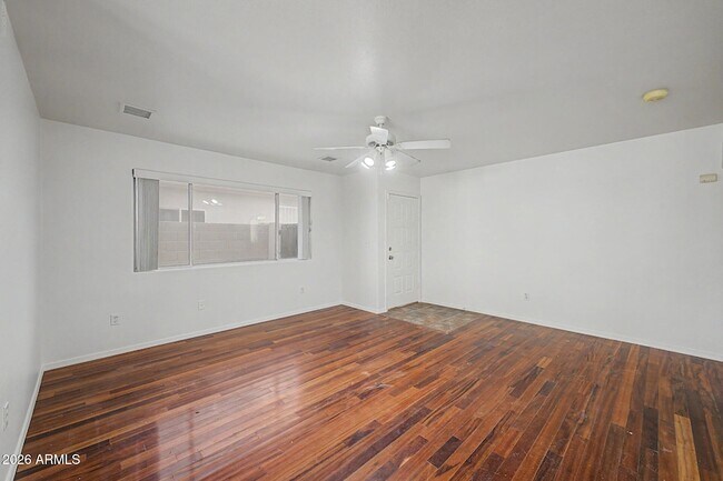 Foto del edificio - 1830 N Center Ave
