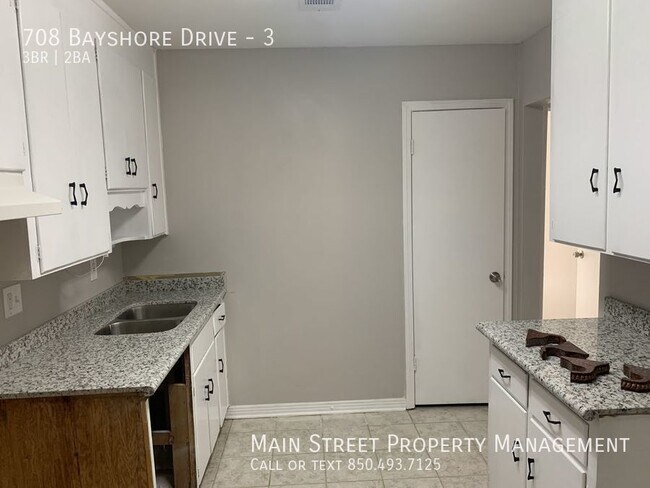 Foto del edificio - 708 Bayshore Drive #3
