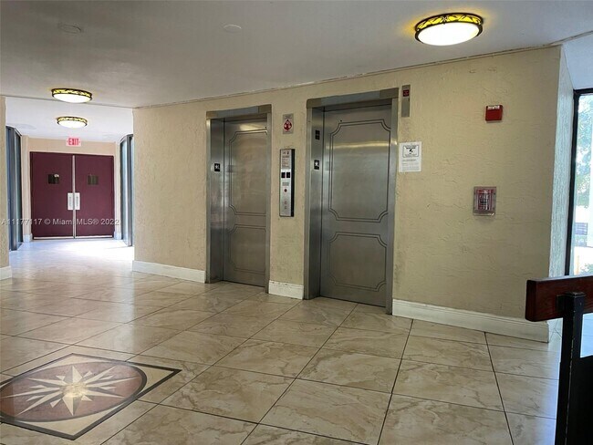 Foto del edificio - 4222 Inverrary Blvd