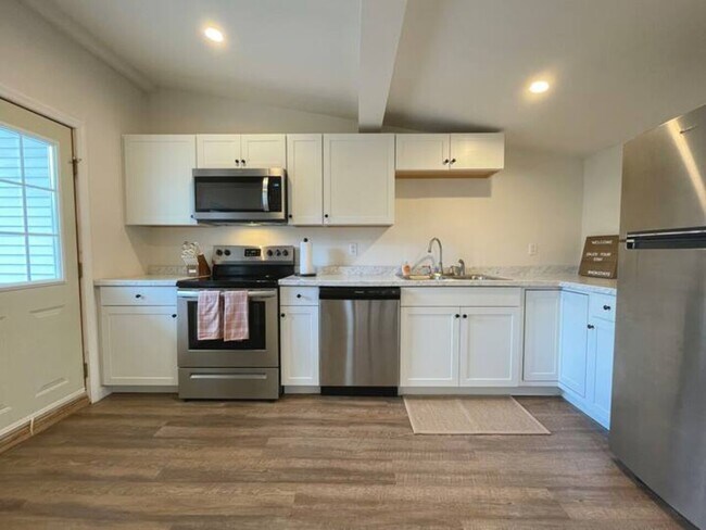 Building Photo - 100 Miller St Triplex