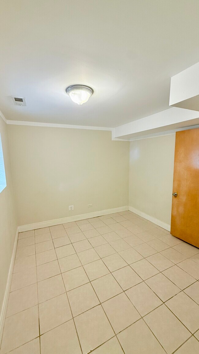 Foto del edificio - 5843 W Warwick Ave