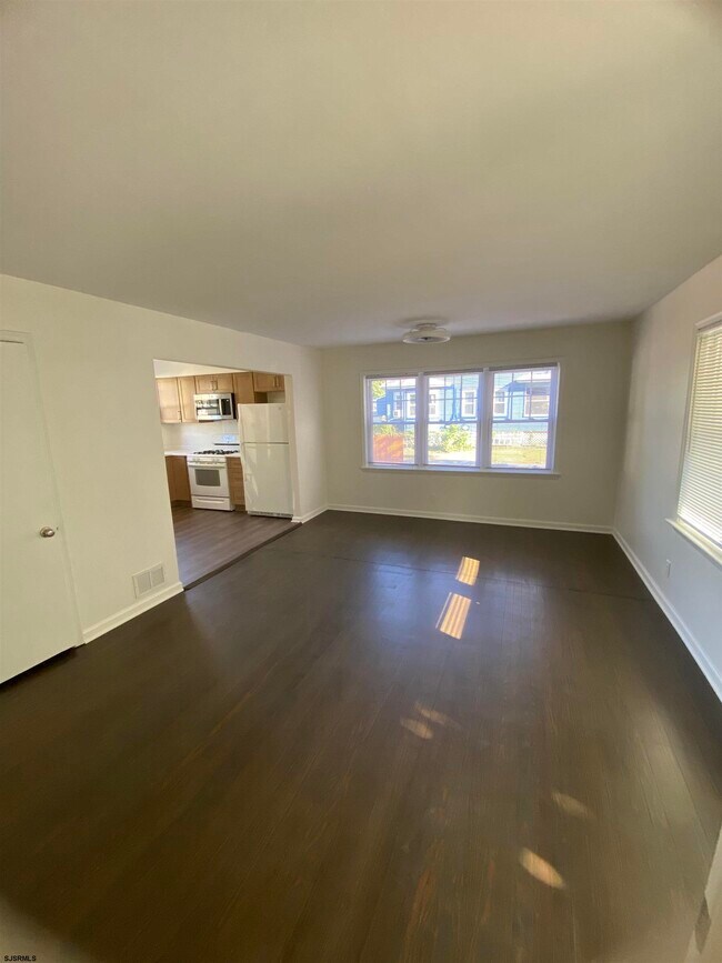 Building Photo - 17 E Cedar Ave