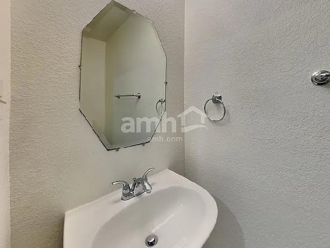 Foto del edificio - 12748 St Mary Dr